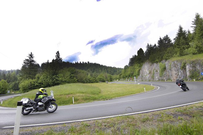 V toplejšem delu leta je na cestah več motoristov, posebej na zanje zanimivih cestah ali odsekih, kot je pričujoča med Postojno in Planino. Foto Mavric Pivk/Delo