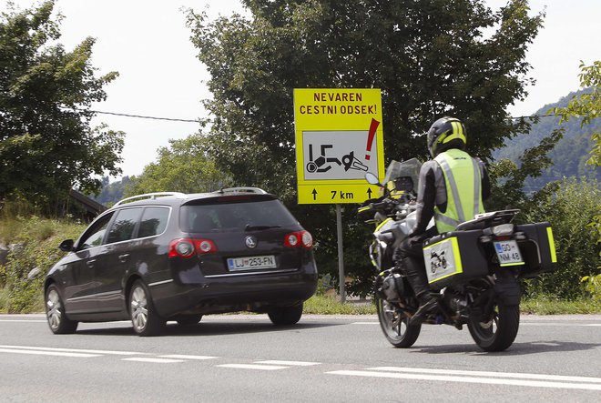 Motorist morajo biti pozorni na razmere na cesti, dobro je če je njihova zaščitna opreme dobo vidna. Nanje morajo paziti tudi avtomobilisti, med drugin z opazovanjem skozi vsa ogledala.<br />
Foto Mavric Pivk/Delo