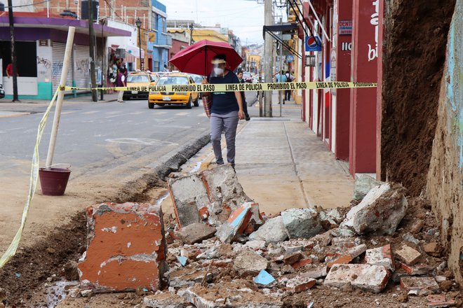 Prizor po potresu z epicentrom v mehiški zvezni državi Oaxaca. FOTO: Jorge Luis Plata/Reuters