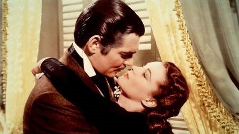 Skoraj štiriurno filmsko sago<em> </em><em>V vrtincu</em> je posnel Victor Fleming, glavna junaka sta Scarlett O&#39;Hara (Vivien Leigh) in Rhett Butler (Clark Gable).