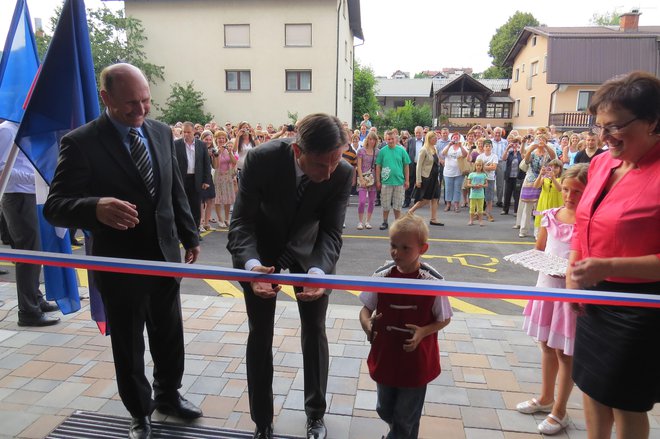 Predsednik države Borut Pahor je na uradnem odprtju Šmelca julija 2014 pohvalil primer dobre prakse. FOTO: Bojan Rajšek/Delo