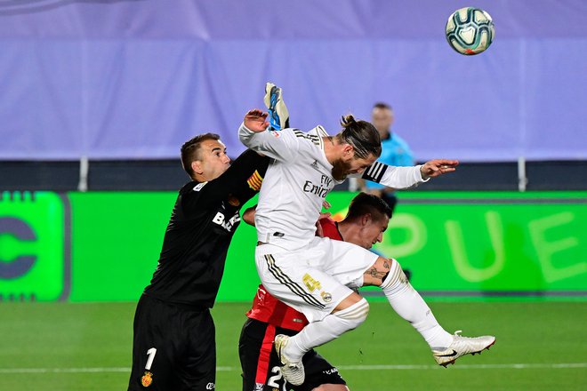 Sergio Ramos je potrdil Realovo zmago in vrnitev na vrh lestvice. FOTO: Javier Soriano/AFP