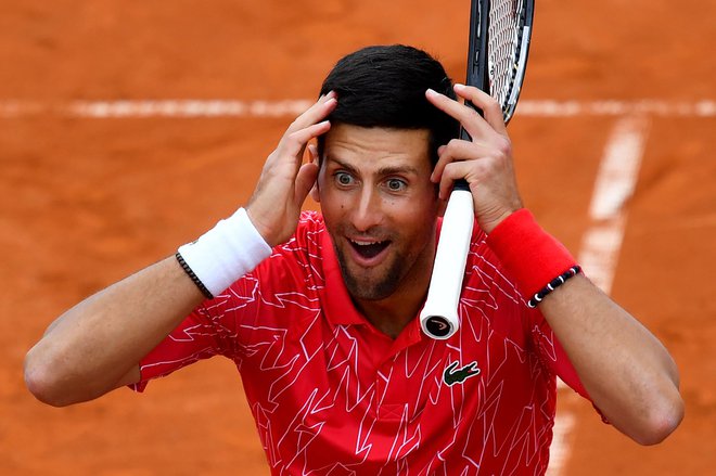 Novaku Đokoviću v teh dneh ni lahko, nima zadovoljivih argumentov za odgovor na kritike. FOTO: AFP