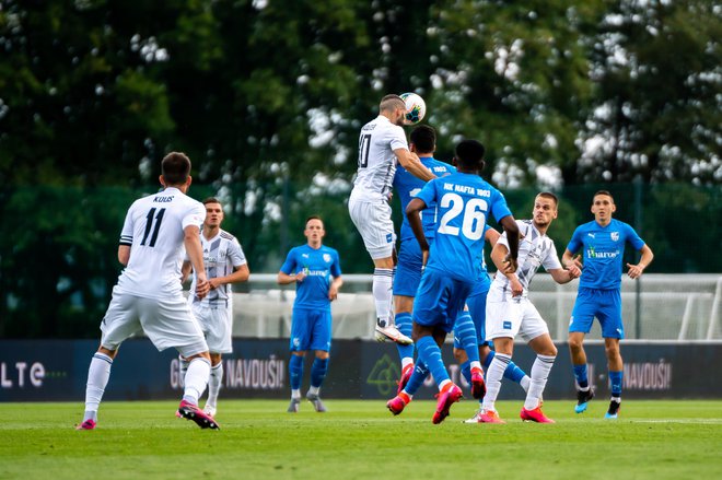 Kljub velikem rivalstvu med Mursko Soboto in Lendavo prekmurski finale brez gledalcev ni ponudil tega, kar bi lahko, če bi igrali v Fazaneriji. FOTO: Damjan Končar/NZS