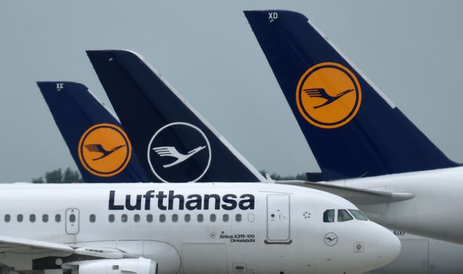 Lufthansa, ki daje delo 138.000 ljudem, je zunaj nevarnosti stečaja. FOTO: Christof Stache/AFP