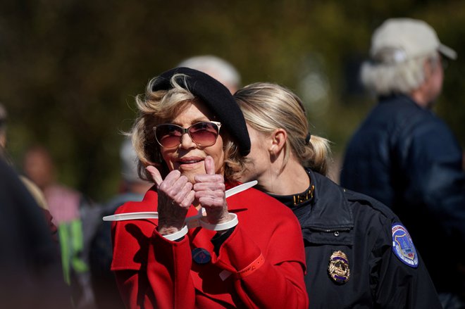 Jane Fonda je aktivistka proti vojnam in ameriškim intervencijam, nasilju, diskriminaciji žensk, lani je stopila v ospredje s podporo mladim za podnebno pravičnost, po smrti &shy;Georgea Floyda še glasneje protestira proti rasizmu in je znana kot velika nasprotnica ameriškega predsednika Donalda Trumpa. Foto Sarah Silbiger/ Reuters