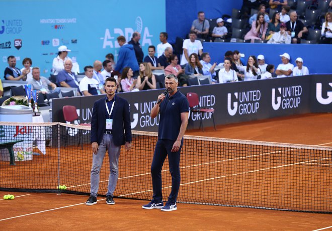 Goran Ivanisević (desno) in Đorđe Đoković sta morala v Zadru sporočiti gledalcem, da je Adria tour prekinjen. FOTO: Antonio Bronic/Reuters