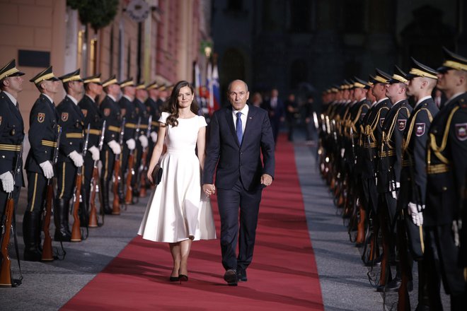 Da je slovenska politika degradirala na raven brezidejnega boja za vpliv in položaje, ni krivda Janeza Janše. FOTO: Jure Eržen/Delo