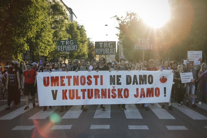 Tudi današnji protivladni protest je bil množično obiskan. FOTO: Uroš Hočevar/Delo