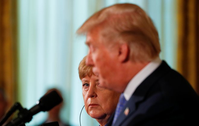 Kanclerka Angela Merkel po mnenju nekaterih ravna prav, ko se ne odziva na Trumpove najave in grožnje. Foto Brian Snyder/Reuters