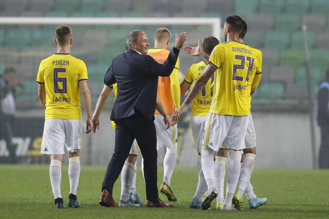 Prvi derbi v sezoni v Stožicah je v zadnjih minutah pripadel Mariboru, če bo še drugi, bo naslov prvaka bliže vijoličnim. FOTO: Leon Vidic/Delo