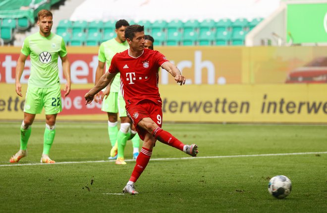 Robert Lewandowski je hladnokrvno dosegel tretji Bayernov gol na gostovanju pri Wolsburgu. FOTO: Kai Pfaffenbach/Reuters
