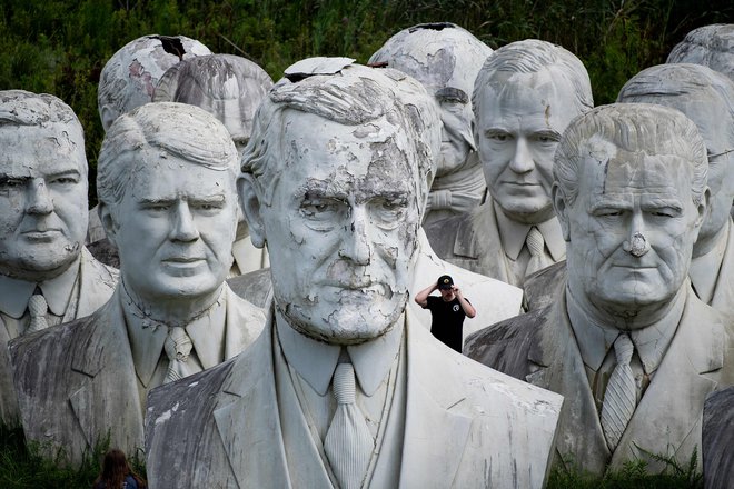 Upokojeni doprsni kipi Woodrow Wilsona in nekaterih drugih nekdanjih predsednikov ZDA v Williamsburgu.&nbsp;Foto Brendan Smialowski Afp