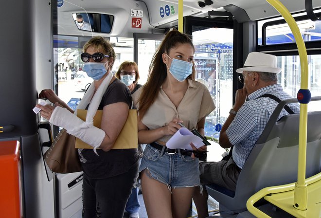 Na Hrvaškem so maske na sredstvih javnega prevoza obvezne. FOTO: Joško Šupić/Cropix 