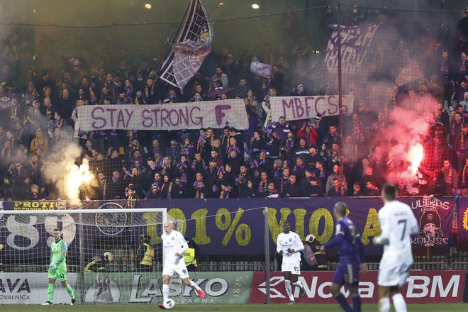 Slovenski nogometni derbi pospremijo ponavadi polne tribune, tako je bilo tudi nazadnje ob koncu februarja v Mariboru, drevi v Stožicah pa bo pač drugače. FOTO: Leon Vidic/Delo