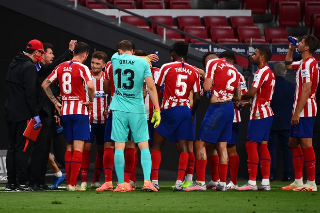 Diego Simeone (drugi z leve) se je z nogometaši Atletica, med njimi tudi našim Janom Oblakom, veselil nove zmage. FOTO: Gabriel Bouys/AFP