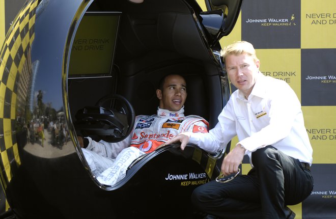 Mika Häkkinen (desno) tudi v novi sezoni pričakuje veliko od Lewisa Hamiltona (levo). Foto Reuters
