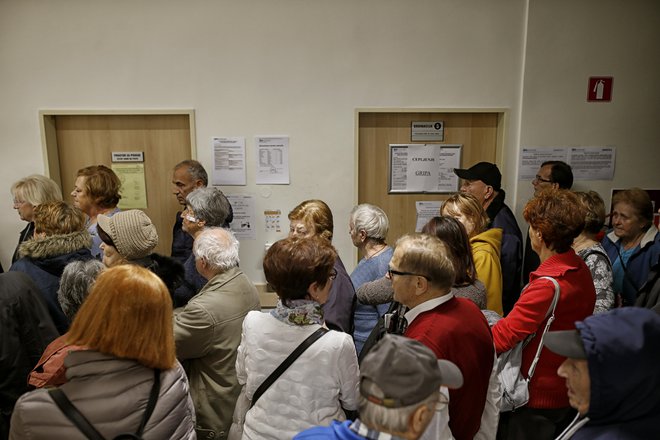 Tako v Sloveniji kot v tujini med ljudmi vlada veliko zanimanje za cepivo, ki je še v fazi razvoja. FOTO: Blaž Samec/Delo