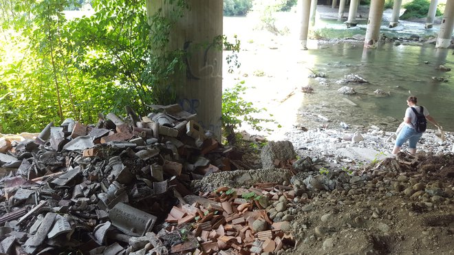 Brez nadzora gradbeni odpadki končajo v vodi. FOTO: Borut Tavčar/Delo