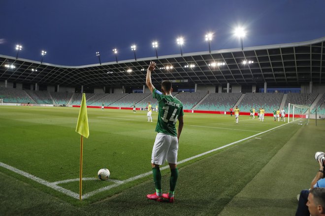 Stožiške tribune so danes žalostno samevale. FOTO: Leon Vidic/Delo