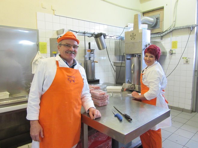 Težavo s pomanjkanjem mesarjev so v Vokovi mesariji rešili v družinskem krogu in v posel vpeljali obe hčeri. Na fotografiji je poleg očeta Vladislava hči Mateja Sitar. FOTO: Špela Kuralt/Delo