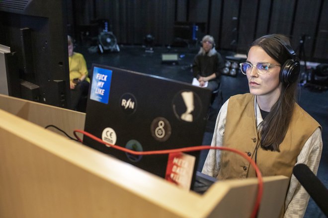 Nika Mahnič meni, da je študij na tujem tudi na družboslovnih in humanističnih fakultetah precej bolj aplikativen, univerze odgovarjajo gospodarskim panogam.&nbsp;&nbsp;FOTO: Miha Fras