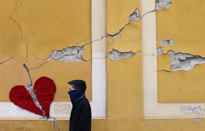 Potres, ki je prizadel Zagreb, je povzročil milijardno škodo. Na fotografiji pleteno srce, ki jih je na poškodovane stavbe v mestu namestila oblikovalka in umetnica Ivona. Foto Reuters