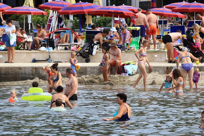 Prizori na plažah so povsem običajno poletni. FOTO: Tomi Lombar/Delo