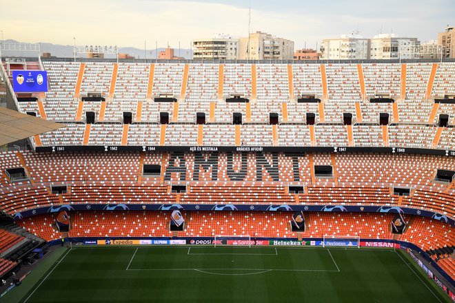 Jeseni bodo igrali nogometne tekme na praznih štadionih, tako je bilo nazadnje tudi na tekmi lige prvakov med Valencio in Atalanto. FOTO: Reuters