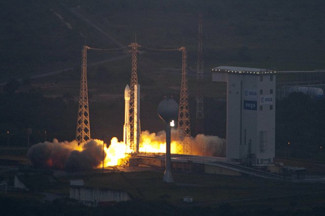 Raketa vega je krstno izstrelitev doživela leta 2012. Velja za eno najbolj zanesljivih raket, od 15 odprav je odpovedala le enkrat. FOTO: ESA/S. Corvaja/Reuters