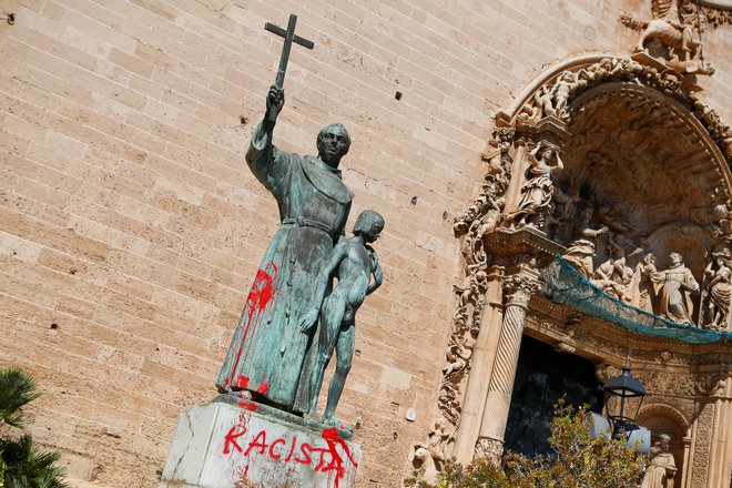 Z napisom rasist so oskrunili spomenik Junípera Serre&nbsp;na Majorki. FOTO: Enrique Calvo/Reuters