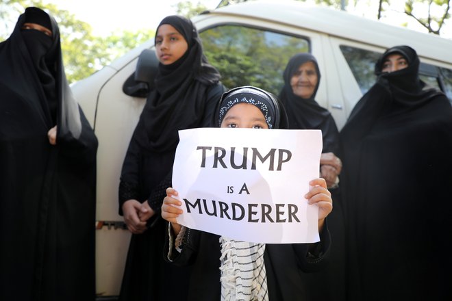 Ameriški atentat na iranskega generala je sprožil proteste in zgražanje. Na fotografiji protest pred amabasado ZDA v Maleziji. FOTO: Lim Huey Teng/Reuters