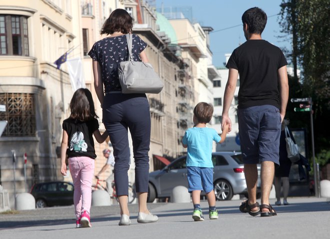 Okoli 200.000 družin z enim ali dvema otrokoma bo danes prejelo solidarnostni dodatek, malo več kot 28.000 družin s tremi otroki ali več ga je dobilo maja. FOTO: Mavric Pivk/Delo