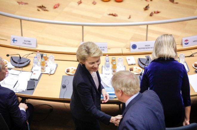 Predsednica evropske komisije Ursula von der Leyen in britanski premier Boris Johnson med njunim prvim srečanjem oktobra lani. Foto: Olivier Matthys/REUTERS