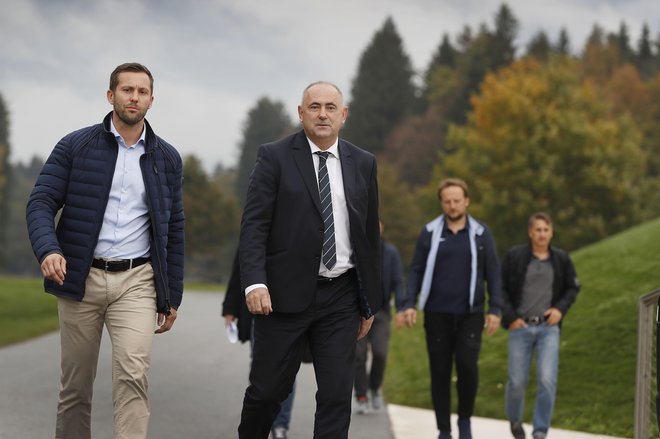 Martin Koželj, generalni sekretar NZS, in predsednik Radenko Mijatović sta skupaj prišla na Brdo. FOTO: Leon Vidic/Delo