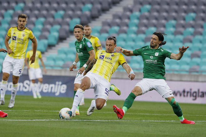 Žal je tudi nedeljski derbi Olimpije in Maribora plačal davek praznim tribunam. FOTO: Leon Vidic/Delo