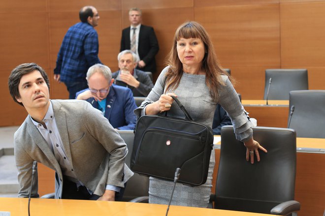 Luka Mesec je edini predstavnik Levice, ki se redno uvršča na lestvico najbolj priljubljenih politikov. Na fotografiji desno: Violeta Tomić. Foto Tomi Lombar