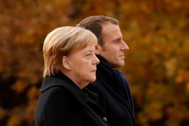 Pred dvojcem Emmanuel Macron &ndash; Angela Merkel je še razmeroma dolgo obdobje skupnega dela. A njuna politična moč upada. FOTO: REUTERS/Philippe Wojazer