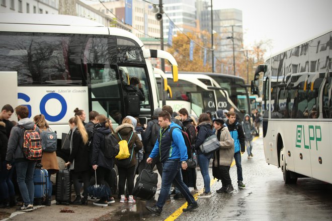 Z jutrišnjim dnem stopijo v veljavo brezplačne vozovnice za javni potniški promet za starejše, invalide in vojne veterane. FOTO: Jure Eržen/Delo