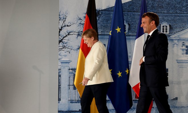 Nemška kanclerka Angela Merkel in francoski predsednik Emmanuel Macron. FOTO: Hayoung Jeon/Reuters