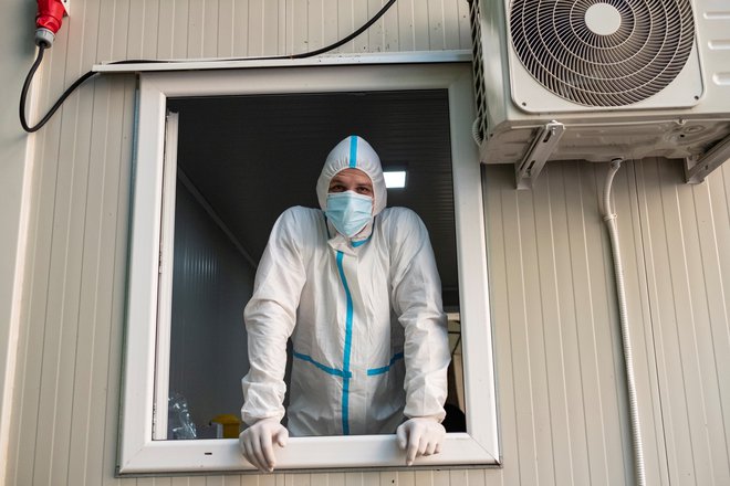 V Srbiji so danes zabeležili rekordno število novih okužb v enem dnevu. FOTO: Marko Djurica/Reuters