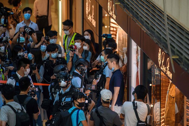 Policija preiskuje protivladne protestnike v središču Hongkonga. Foto: Anthony Wallace/Afp