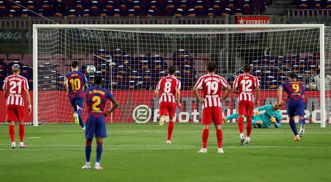 Lionel Messi je v 50. minuti s &raquo;panenko&laquo; prelisičil Oblaka pri izvedbi enajstmetrovke. FOTO: Albert Gea/Reuters