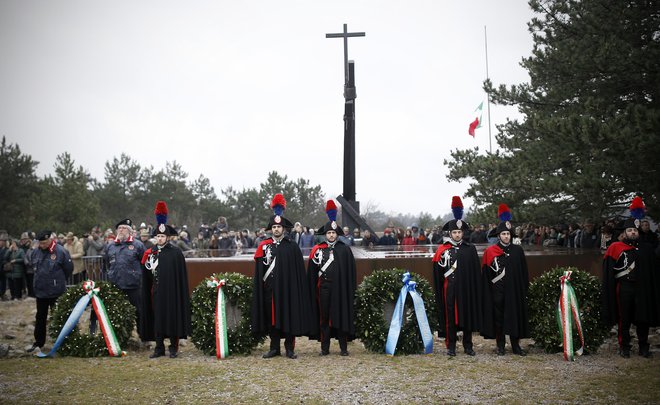 Italijani ob Bazoviški fojbi praznujejo dan spomina na fojbe in eksodus; praznik so uvedli leta 2004. FOTO: Blaž Samec/Delo