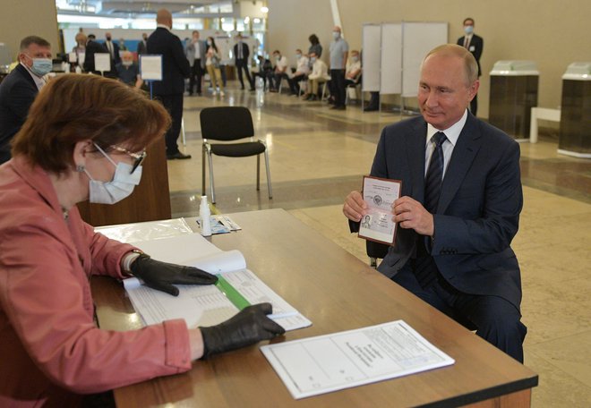Ruski predsednik Vladimir Putin je glasoval brez zaščitne maske. FOTO: Aleksej Družinin/Afp