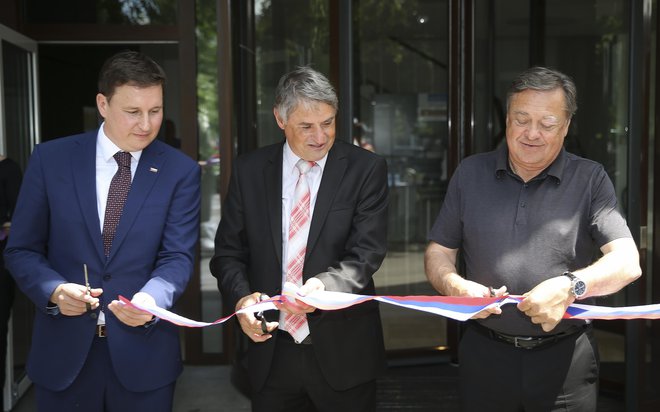 Prenovljeno stavbo na Linhartovi 13 so danes slovesno odprli minister za javno upravo Boštjan Koritnik, Bojan Babič, načelnik UE Ljubljana in župan Zoran Janković. FOTO: Jože Suhadolnik/Delo