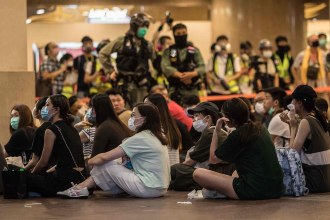 Zajeti protivladni protestniki v središču Hongkonga na 23. obletnico prenosa suverenosti. FOTO: Dale De La Rey/AFP