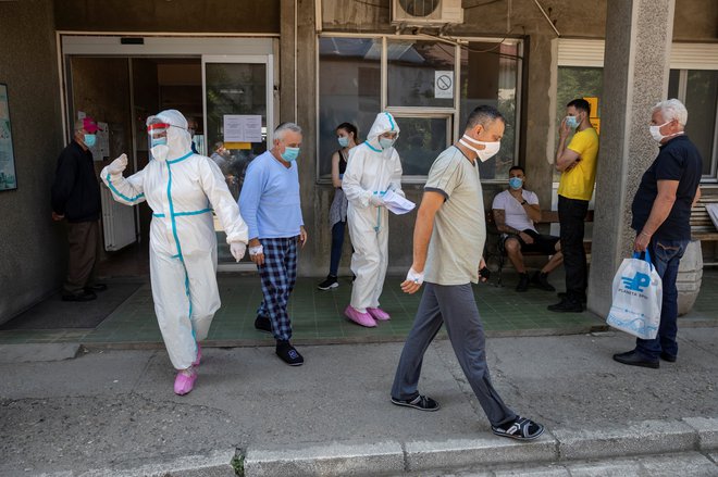 V Srbiji je število potrjenih okužb še kar veliko. FOTO: Marko Djurica/Reuters