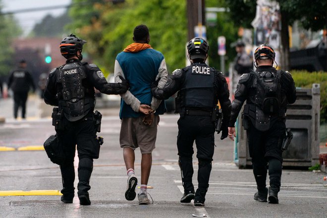 Aretacija protestnika v Seattlu.Foto David Ryder Afp