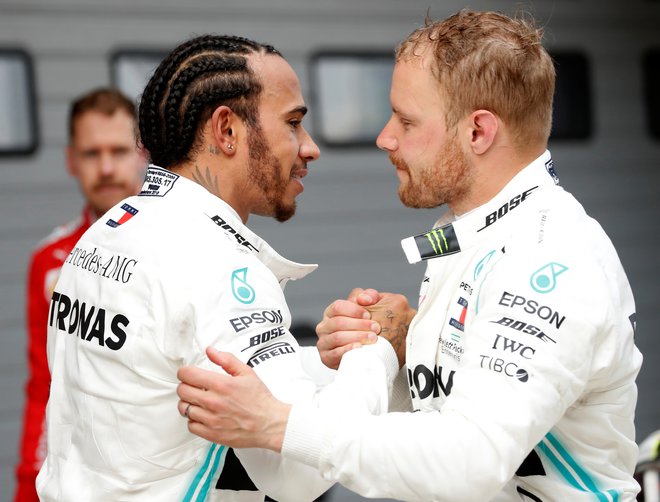 Lewis Hamilton bo vnovič v središču pozornosti, Valtteri Bottas (desno) pa bo poskušal dokazati, da si zasluži svoj sedež pri Mercedesu. FOTO: Aly Song/Reuters
